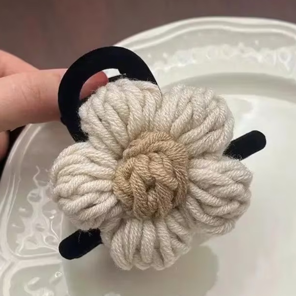 HANDMADE Chic Floral Hair Clip in Cream and Brown - Picture 3 of 3